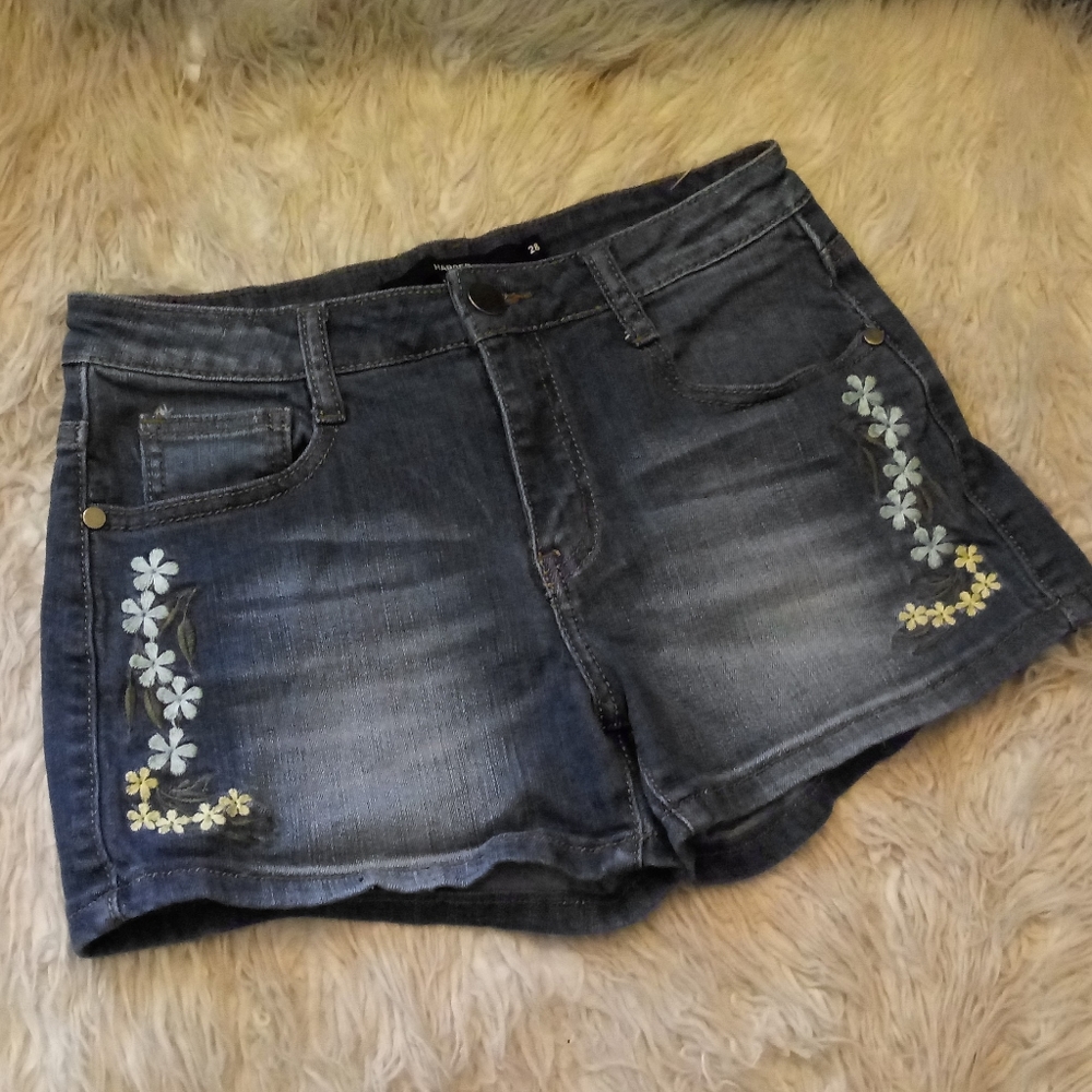 HERPER Floral Embroidered Jean Shorts Size 28 - Picture 2 of 7